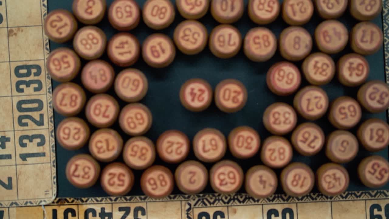 빙고 나무 배럴의 어리, 사각형, 나무 형상, 오래된 숫자 배경, 빈티지 보드 게임, 느린 움직임 120fps 광고,  아웃, 짐발 비디오.