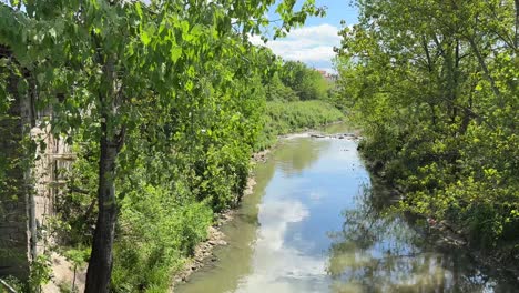 una tranquila corriente lenta de agua en un amplio estanque de río grande en rasht europa paisaje de un puente en la ciudad vieja centro de rasht anzali lugar histórico atracción para el turismo en el medio oriente asiático