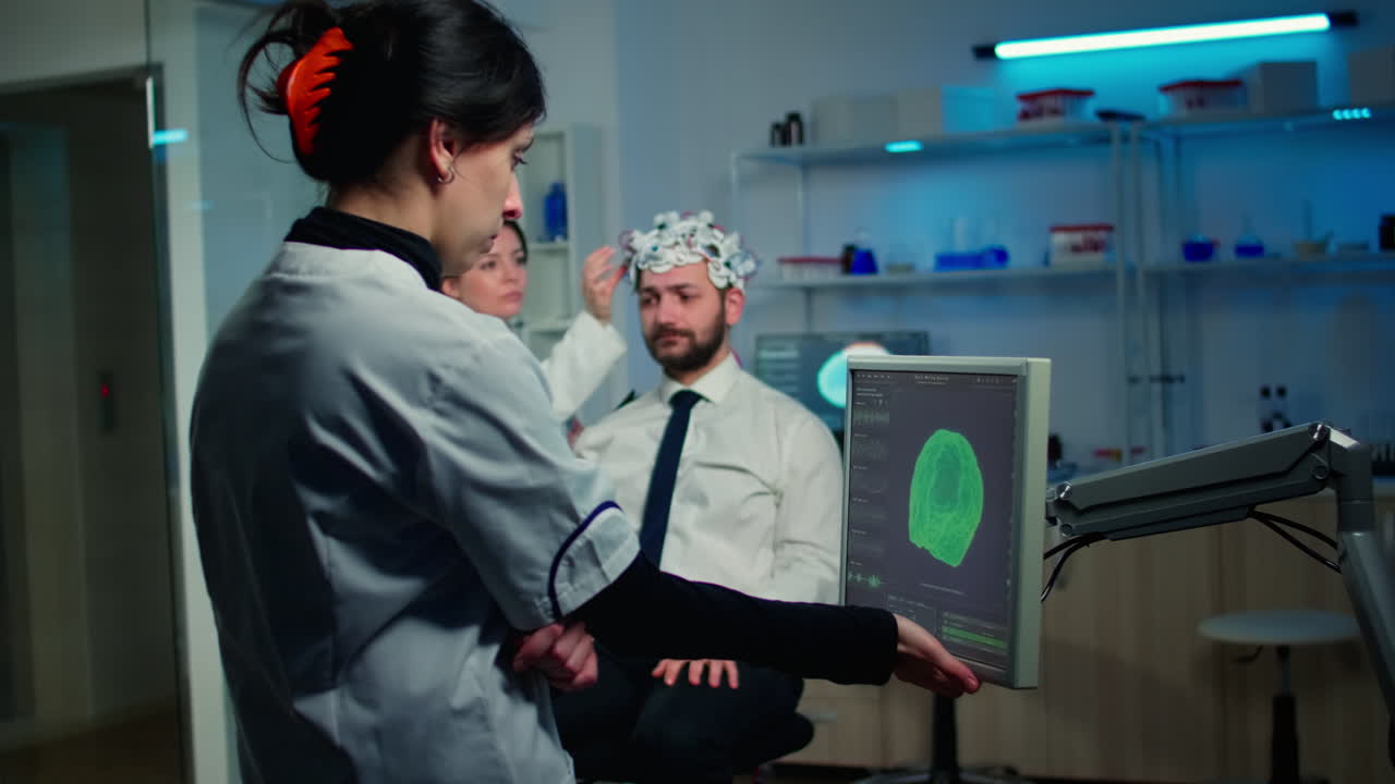 mujer investigadora mirando el monitor analizando el escáner cerebral