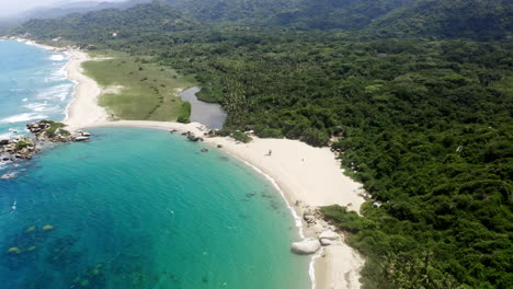 Vista-Aérea-De-Drones-Sobre-El-Parque-Nacional-Tayrona-En-Colombia,-Sudamérica