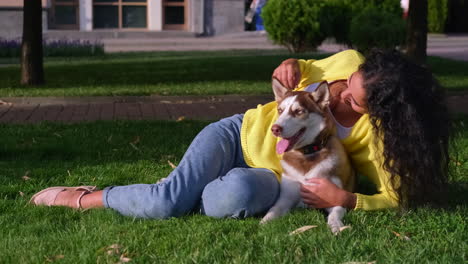 mujer y su perro en un parque