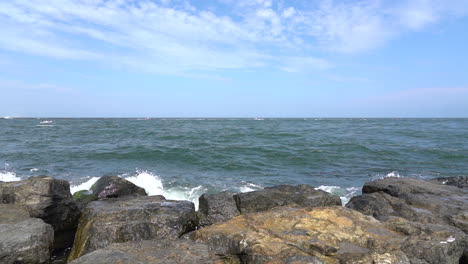 Die-Wellen-Des-Ozeans,-Die-Sich-über-Die-Felsen-Am-Ufer-Brechen