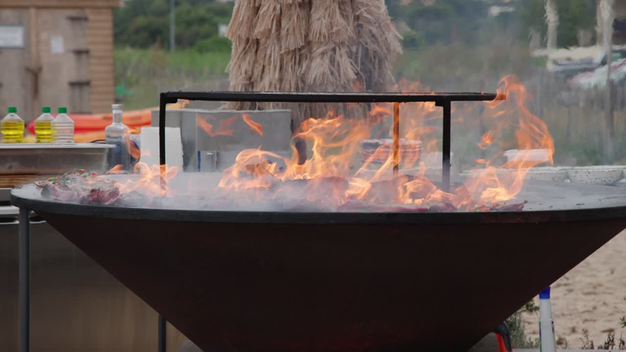 - 바베큐에 긴 고기 - 4k 29.97 fps - 캐논 r5c에서 촬영