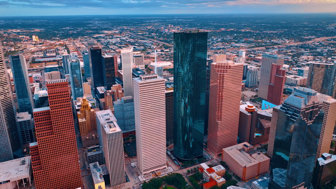 Houston, EE. UU., 21 de noviembre de 2025: Densa agrupación de rascacielos en el distrito financiero del centro de Houston. Vista aérea vertical de torres de oficinas de gran altura y rascacielos de cristal en el centro de Houston, Texas