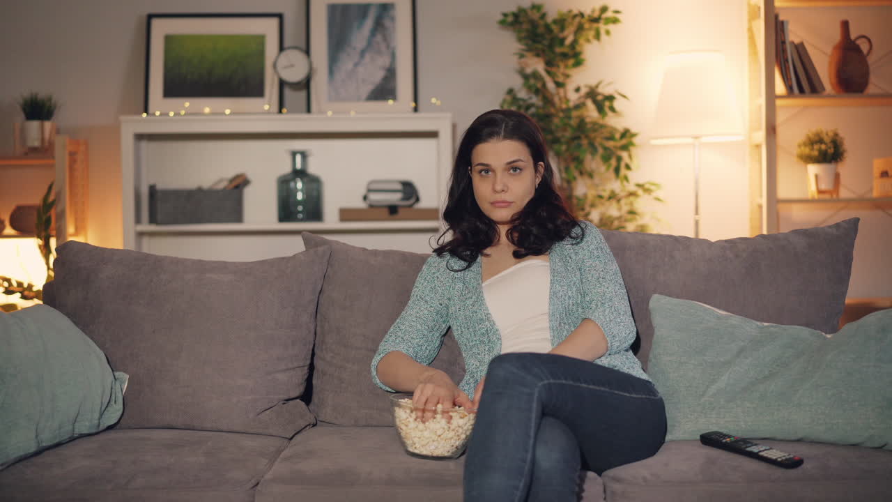 한 부부가 집에서 영화를 보고 휴식을 취하고 있다