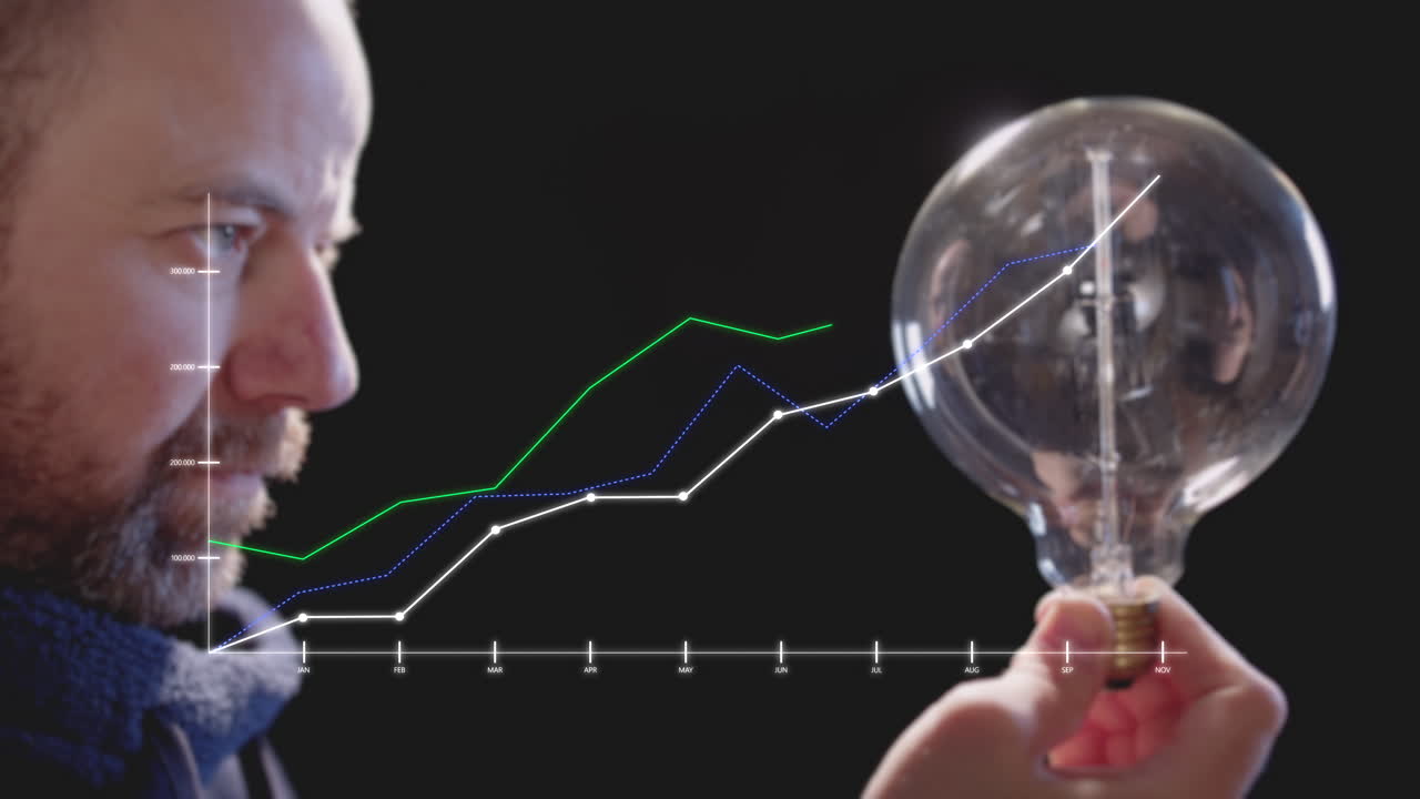 el hombre sostiene una gran bombilla en la mano con el desvanecimiento del aumento de los precios de la energía