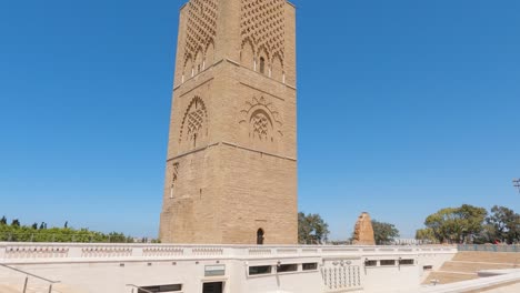 Der-Nach-Oben-Geneigte-Hassan-Turm-Enthüllt-In-Rabat,-Marokko,-Sonniger-Tag,-Arabische-Architektur