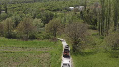 Los-Land-Rover-Conducen-Por-Una-Hermosa-Carretera-En-La-Naturaleza.