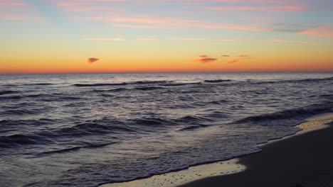 Erstaunliche-4k-Strandsonnenuntergangwellen-Im-Meer-Am-Abend