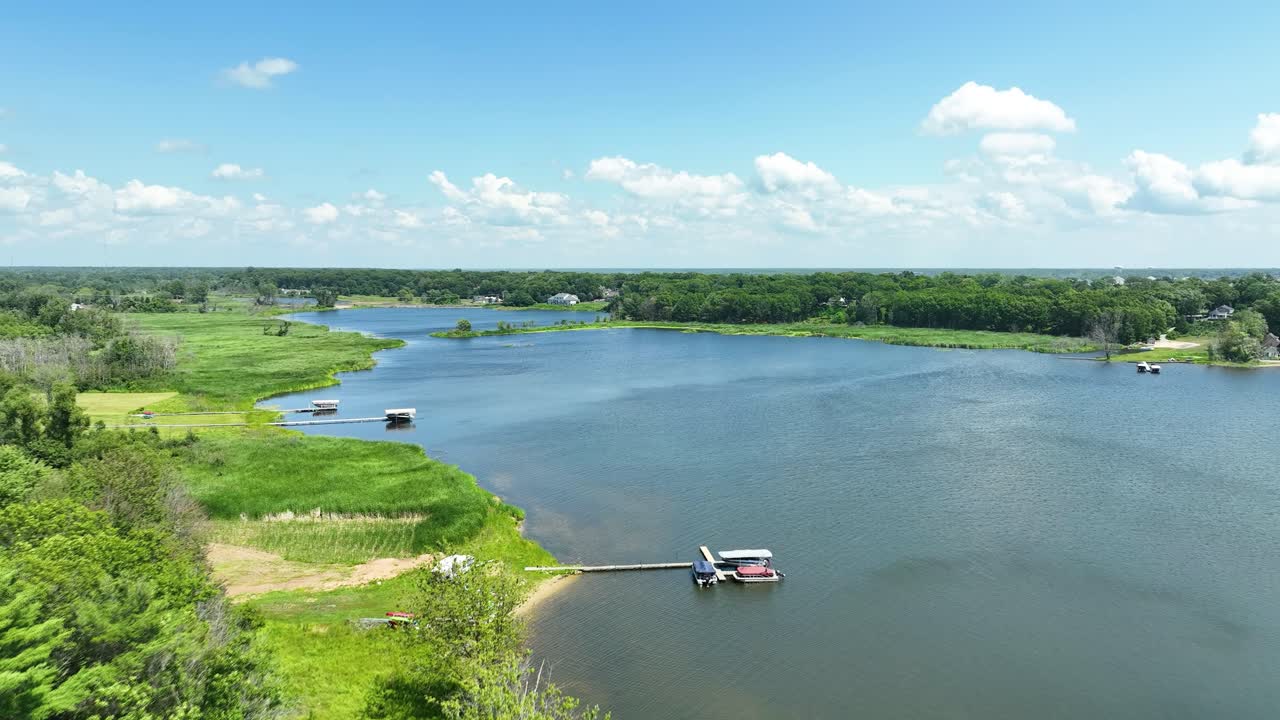 울창한 물과 근처의 식물과 나무를 가로질러 앞으로 밀어