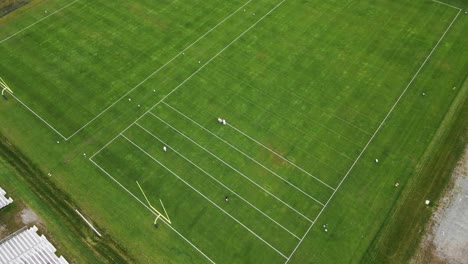 toma aérea de las líneas de pintura de la tripulación en el campo de fútbol de césped durante el verano