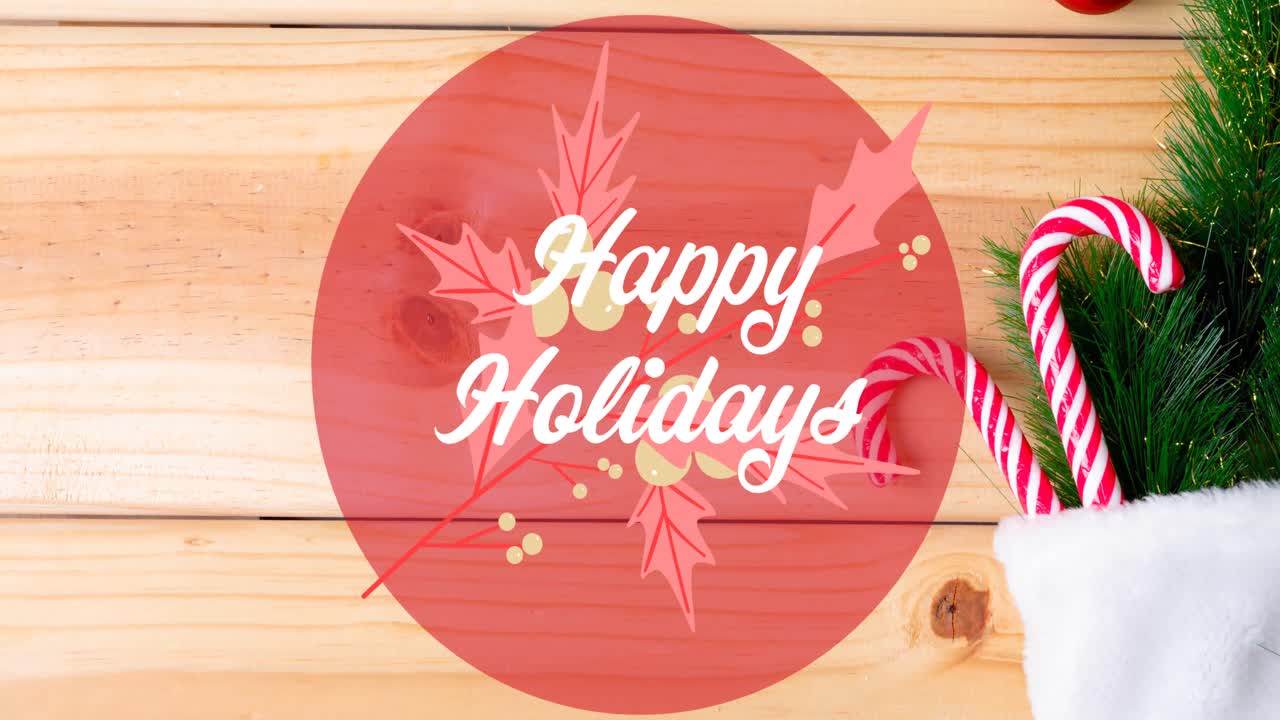 나무 배경 에 있는 크리스마스 장식물 위 에 있는 원 에 있는 행복 한 크리스마스 텍스트 의 애니메이션