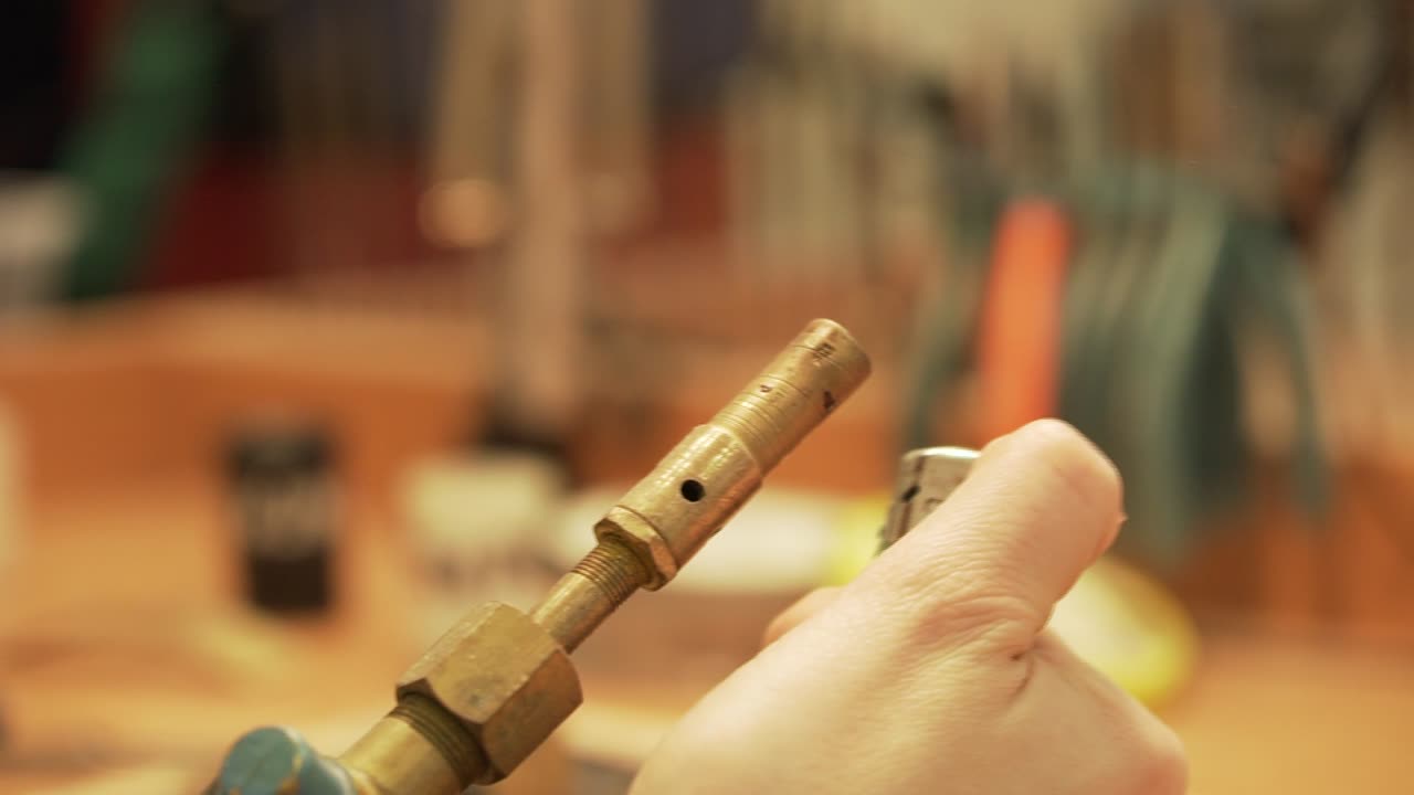 quemador de gas - primer plano de encenderlo con un encendedor en cámara lenta