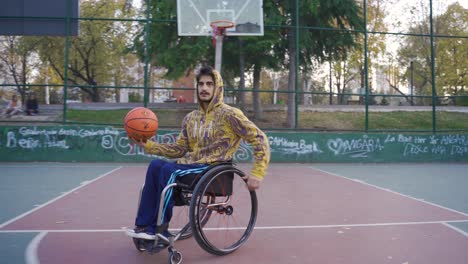 joven discapacitado dribbling rápidamente y anotando baloncesto en la cancha de baloncesto al aire libre.