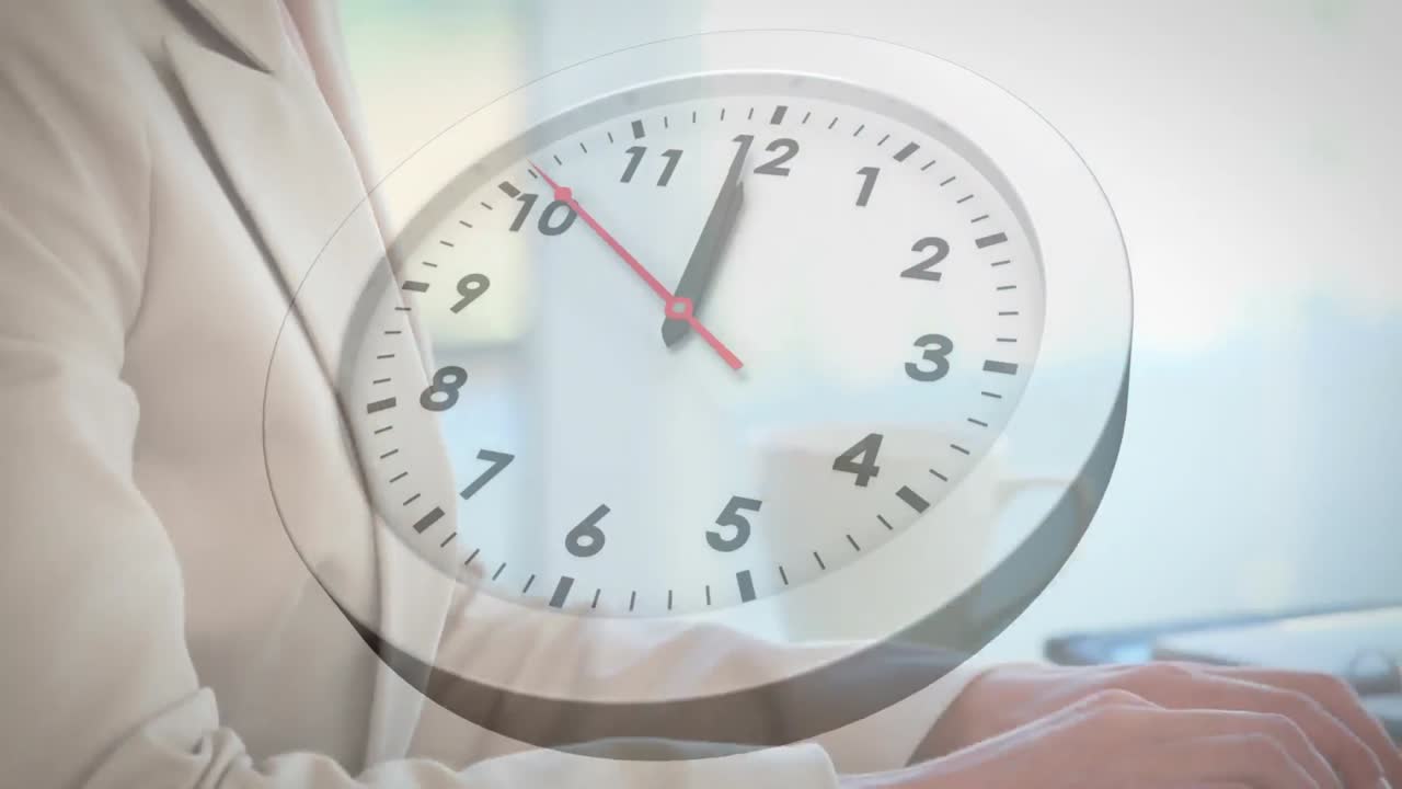 la mujer está trabajando en su computadora portátil en su oficina