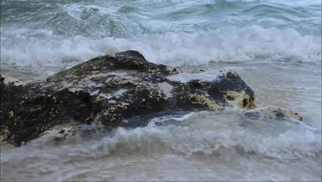 The-powerful-crashing-of-sea-waves-in-Nusa-Penida,-Bali,-Indonesia