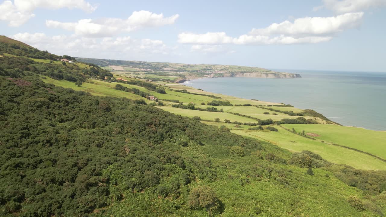 fotografía aérea de la costa del norte de yorkshire, la bahía de robin hood, los campos verdes y el océano.