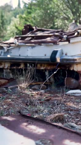 un naufragio abandonado y oxidado en un campo