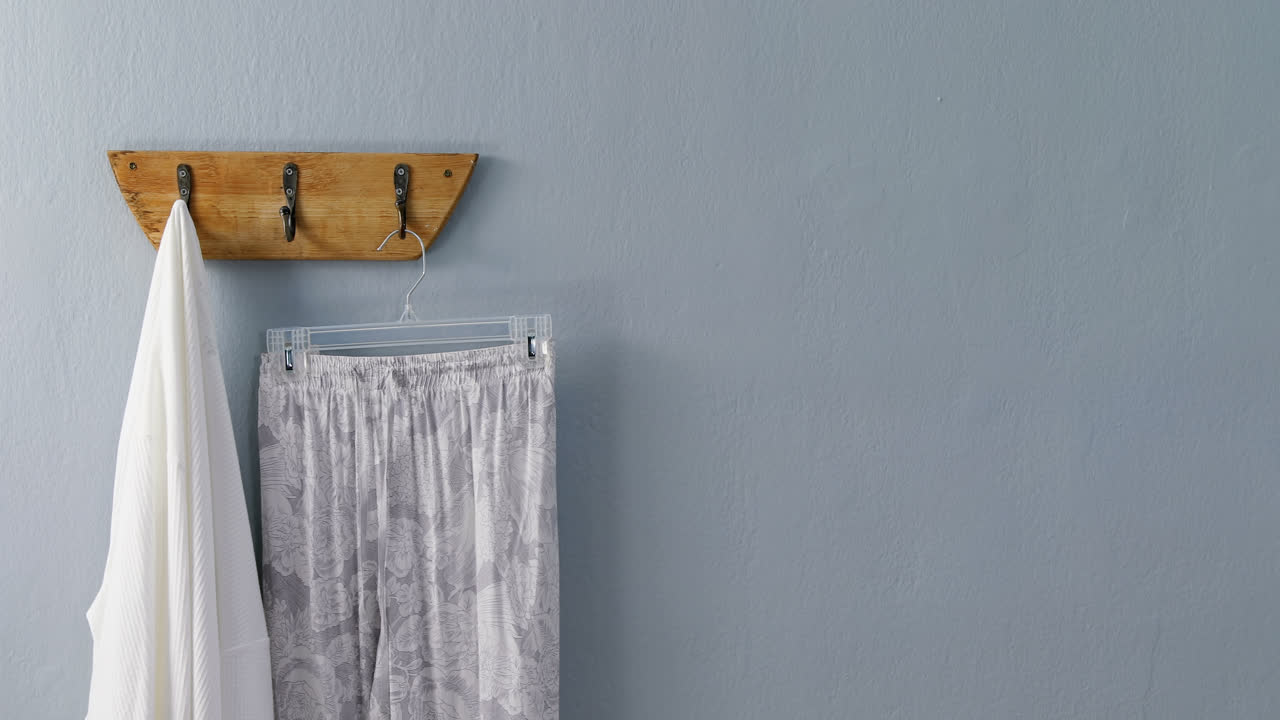 ropa de noche colgando en el gancho 4k