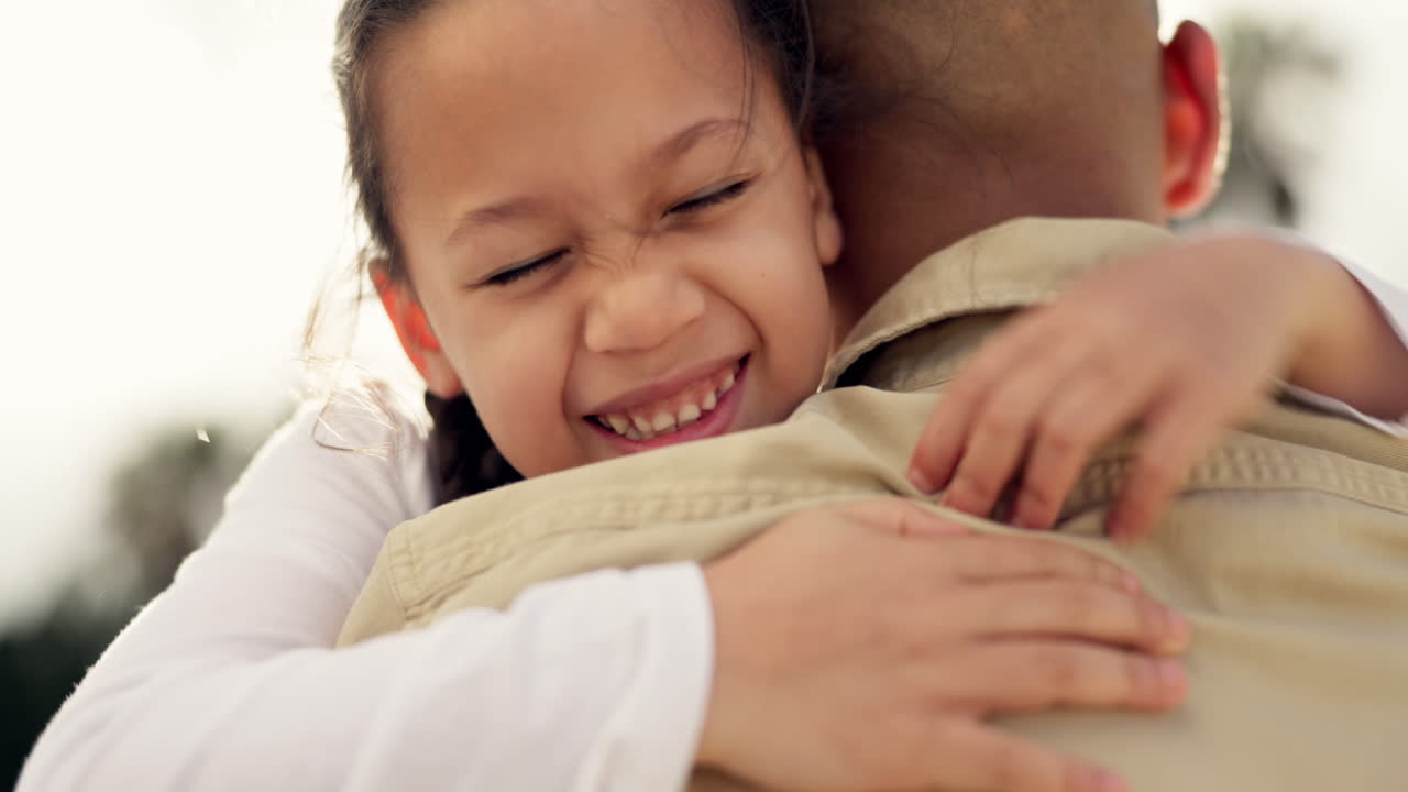 幸せ、子供、屋外で父親と愛情を込めて抱き合う