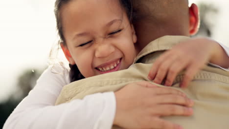 feliz, niño y abrazar con papá al aire libre con amor