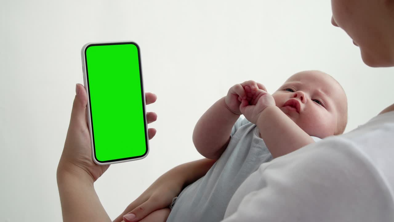 スマートフォンとグリーンスクリーン クロマキー 携帯電話のモックアップ コンセプト インターネット ソーシャルメディア 電話 ブログ 読書 アプリ iot