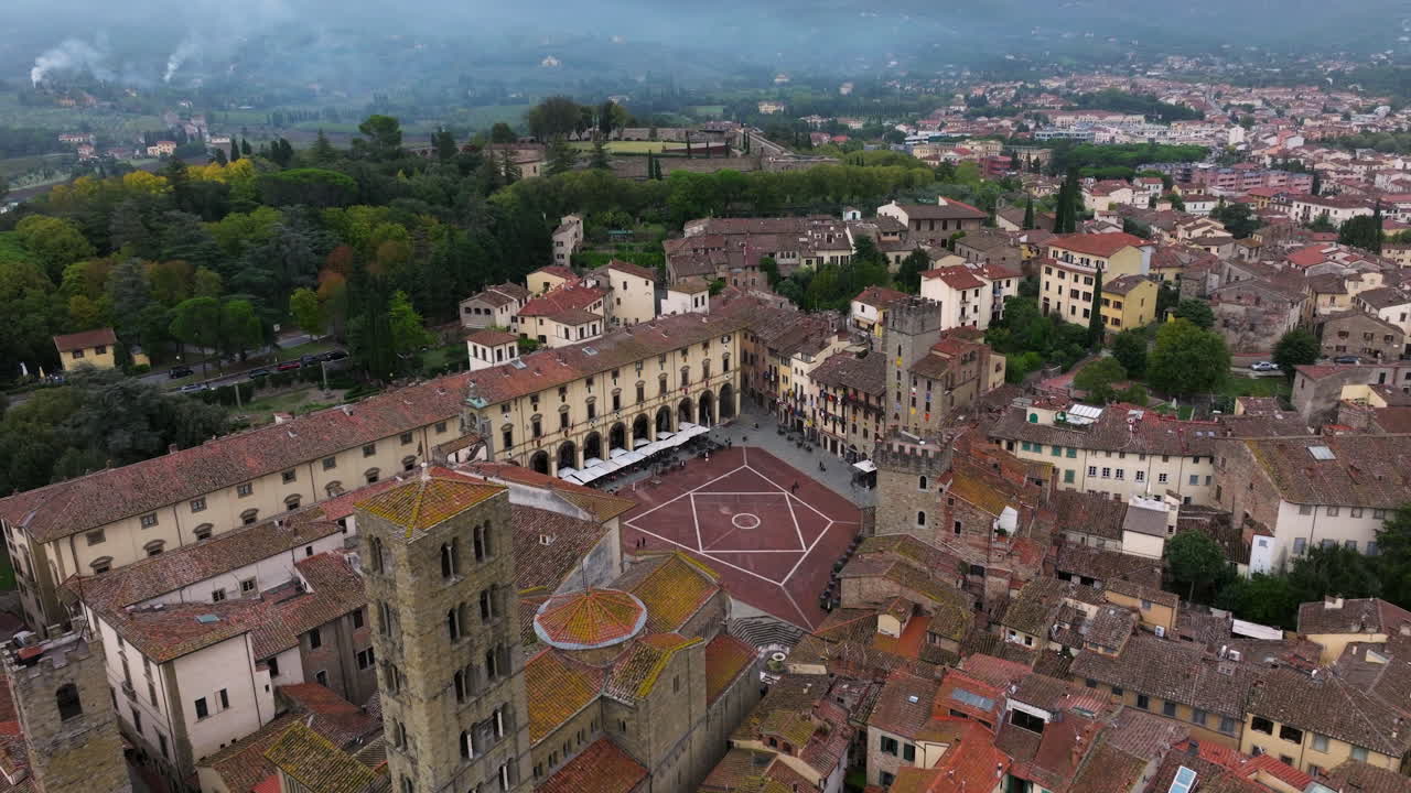 Vista aerea di Piazza Grande, piazza medievale ad Arezzo, Toscana, Italia - ripresa con drone