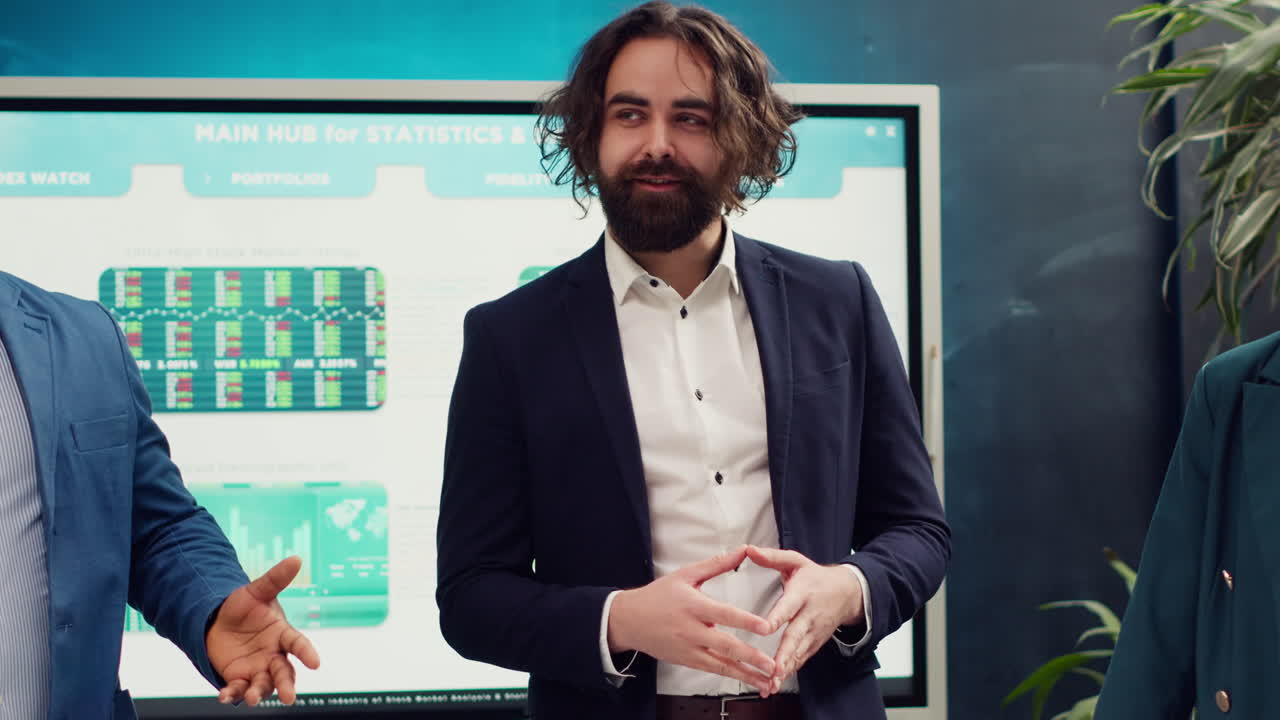 retrato de un equipo de empleados corporativos reunidos en una sala de reuniones