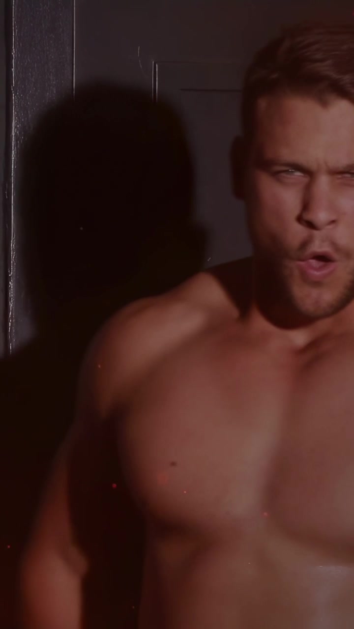 Uomo che entra nella luce laterale, si strofina l'orecchio, con un'ombra che si forma e macchie rosse che accentuano una posa fitness.