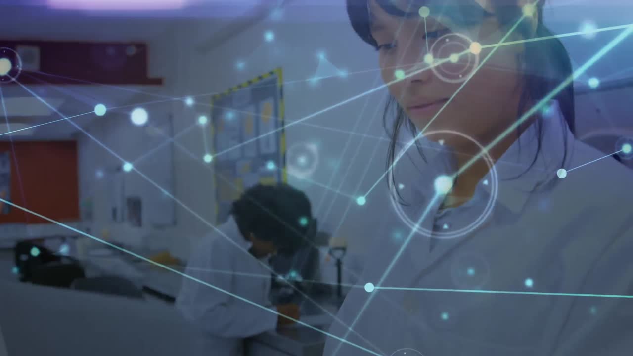 animación de la red de conexiones a través de una trabajadora de laboratorio biracial usando una computadora portátil