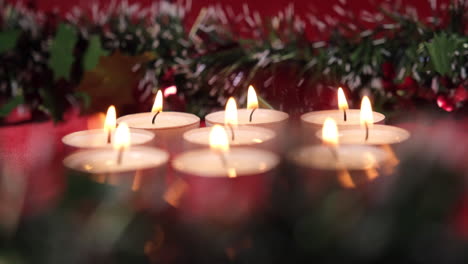 Weihnachtskerzendekoration-Auf-Rotem-Hintergrund