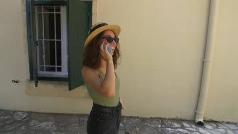 Mujer-Riendo-Llamando-Al-Móvil-En-Las-Calles-De-La-Ciudad.-Chica-Turista-Chateando-Smartphone