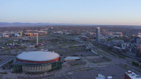 Verano-Amanecer-Centro-Denver-Colorado-Ciudad-Paisaje-Aéreo-Cinematográfico-Zumbido-I70-I25-Tráfico-Primera-Luz-Hora-Dorada-Atardecer-Sur-Río-Platte-Puente-Rei-Bola-Arena-Fallas-Adelante-Derecha-Movimiento-Panorámico