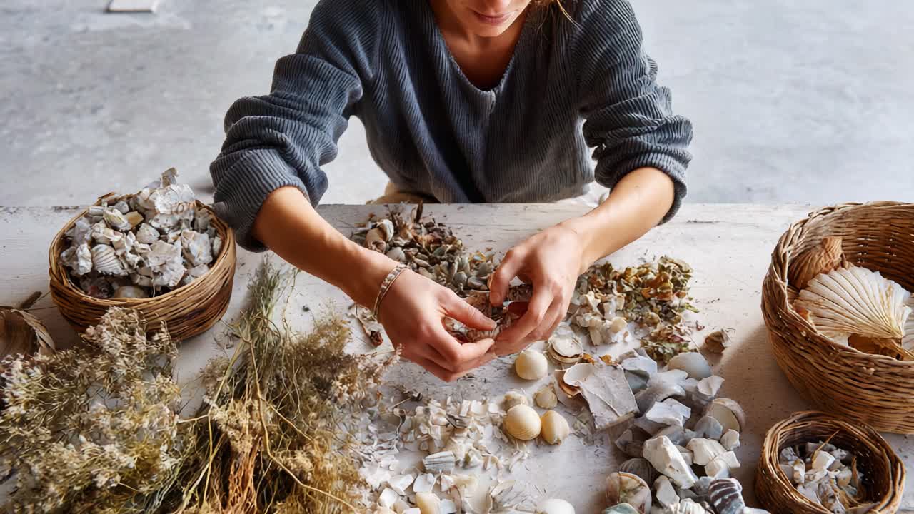 Creatività artistica: un abile artigiano crea decorazioni uniche con materiali naturali, dimostrando passione per la natura e creazioni fatte a mano in un sereno laboratorio