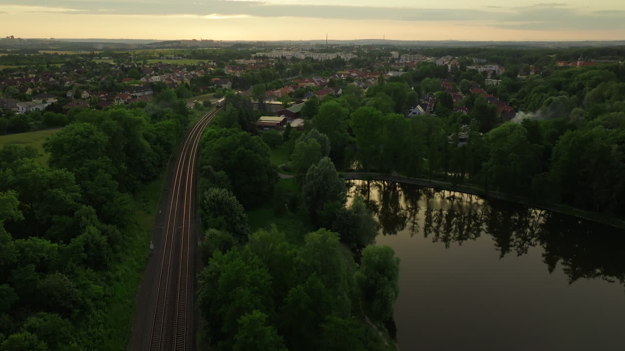 vista aérea de un tren de pasajeros al anochecer