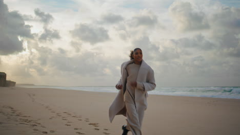 Mujer-Seria-Corriendo-En-La-Playa-En-Un-Día-Nublado.-Modelo-Estresado-Preocupado-Dejando-Tiro