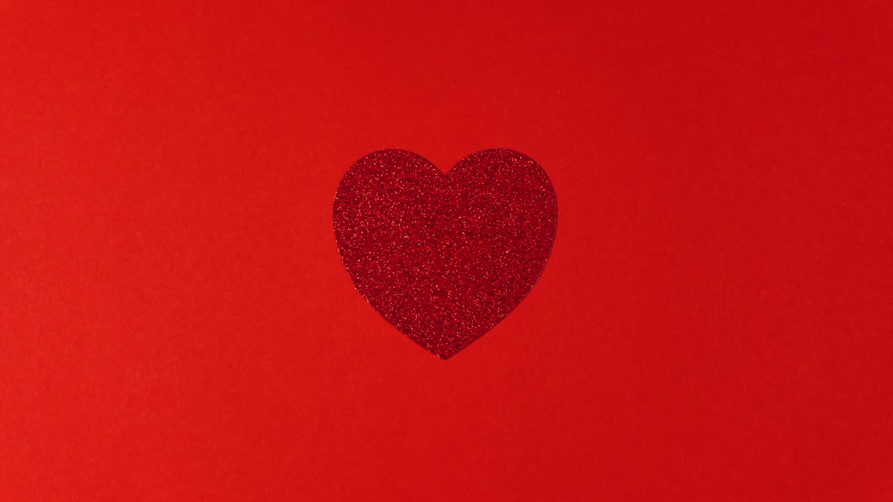 la animación de movimiento de parada. el corazón rojo brillante imitando un latido del corazón