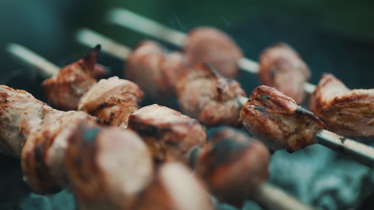 un sabroso shashlik de cerdo en la parrilla.