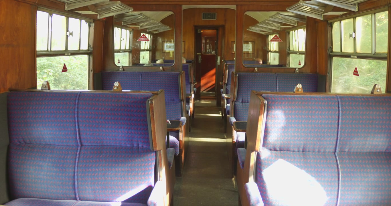 Historiallinen vaunu East Somerset Railway -rautatiellä, Somerset, Englanti.