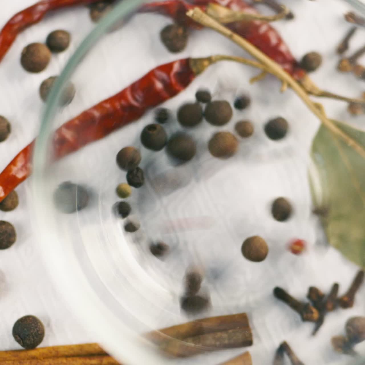 향신료 세트와 다양한 종류의 후추