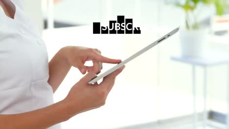 animación de suscribirse y comenzar de nuevo las manos de una mujer caucásica usando una tableta