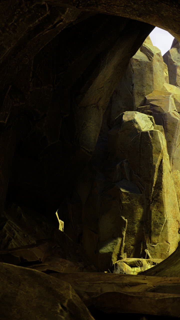 Luce che filtra attraverso le rocce in una grotta durante le ore diurne.