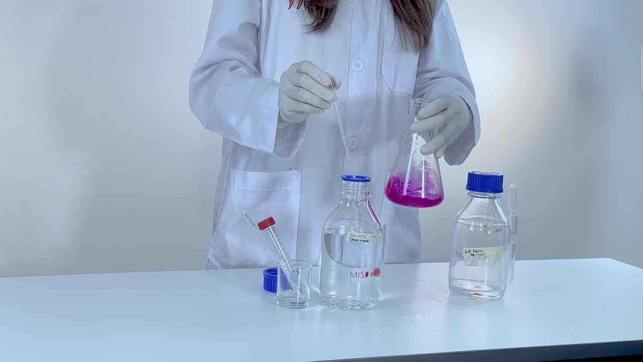 observando el cambio de color con las bases en el laboratorio