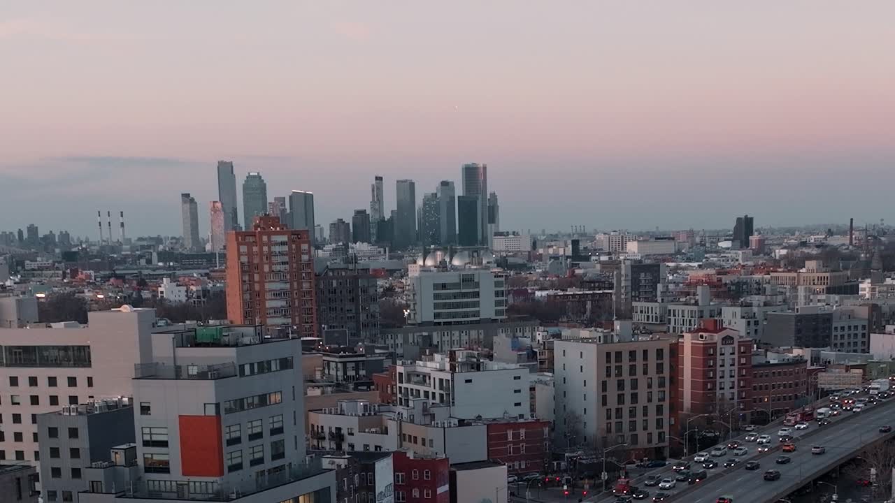 New York City i skymningen som visar byggnader och trafik på vägen