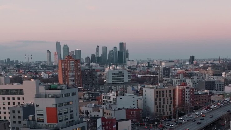 New York al crepuscolo con edifici e traffico sulla strada