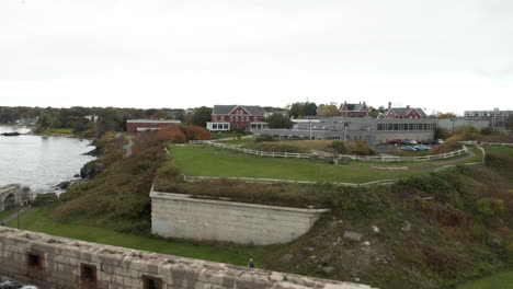 hermosa toma de drone volando sobre fort preble cerca de la universidad comunitaria del sur de maine