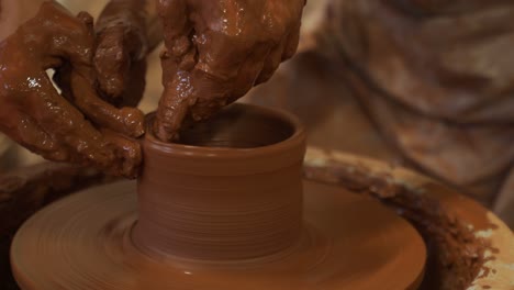 clases de cerámica, mujer haciendo olla de arcilla en la rueda. primer plano de manos sucias, escultura de cerámica de arcilla clase maestra de cerámica formación