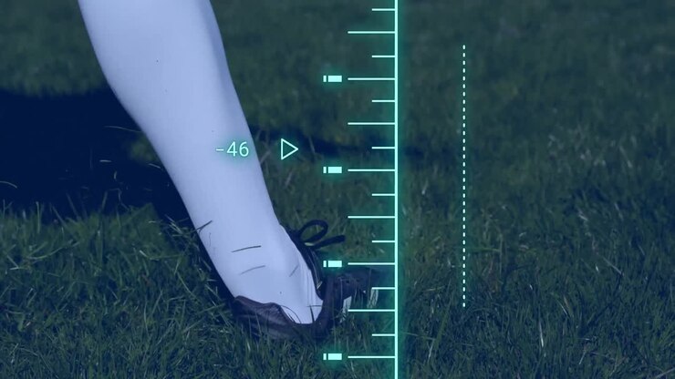 Animazione di elaborazione dati su gamba che calcia un pallone da calcio