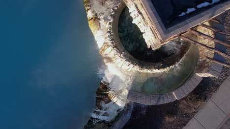 Vista-Aérea-De-Arriba-Hacia-Abajo-Del-Agua-De-Aguas-Termales-Que-Fluye-Hacia-La-Piscina-Del-Balneario-En-Colorado,-Ee.uu.,-Disparo-De-Drones-En-ángulo-Alto