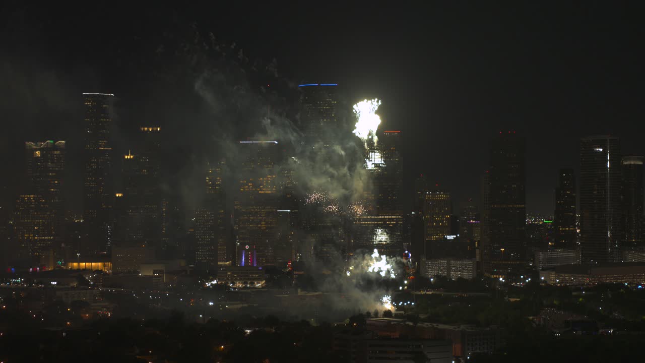 휴스턴 시내의 7월 4일 불꽃놀이의 드론 뷰